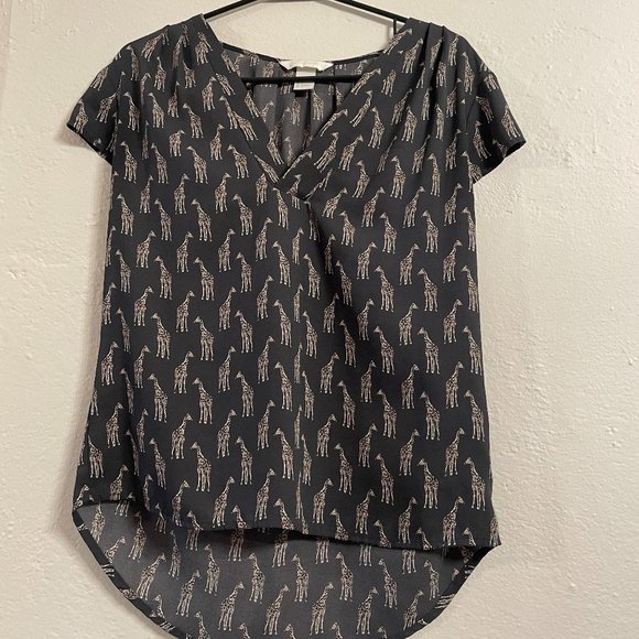 H&M giraffe v-neck shirt, size 4 - Picture 1 of 1